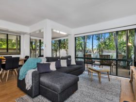 Mahogany Lodge - lounge area to deck
