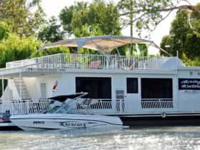 Moving Waters at its Renmark mooring