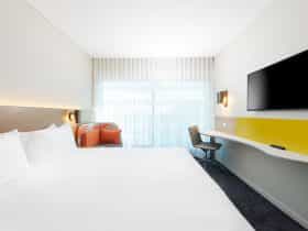 All rooms 20 Sqm2, 155 queen rooms, 49 interconnecting rooms