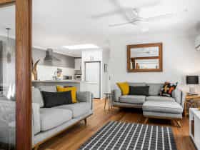 Little Geckos - Byron Bay - Living Room f Looking From Sunroom