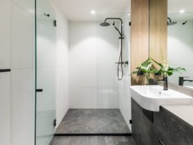 Oaks Cairns Hotel - Bathroom